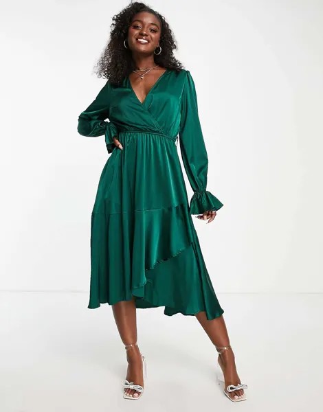 Эксклюзивное атласное платье миди с запахом In The Style изумрудно-зеленого цвета