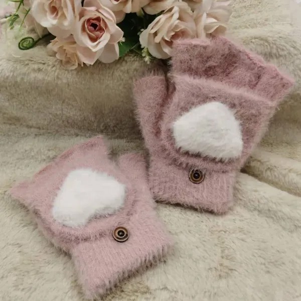 Перчатки с сердечком из плюша