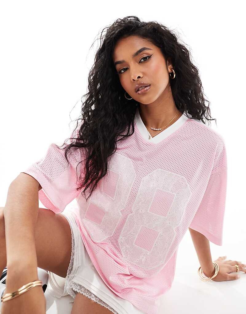 ASOS DESIGN — розовая объемная футбольная футболка с v-образным вырезом и цифрой