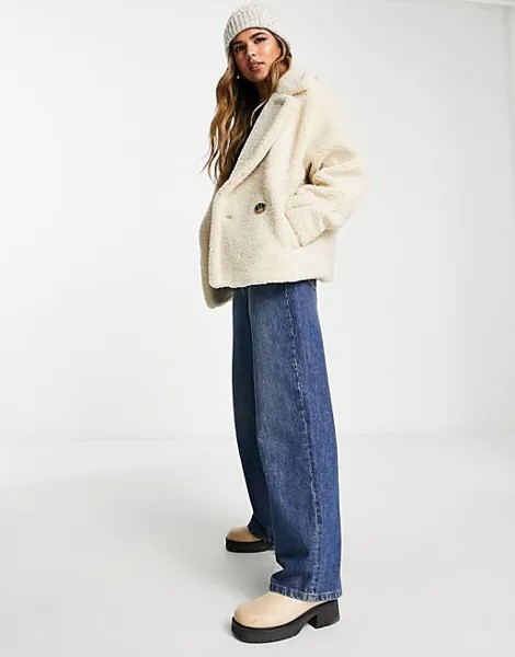 Бежевая короткая плюшевая куртка Pull&Bear