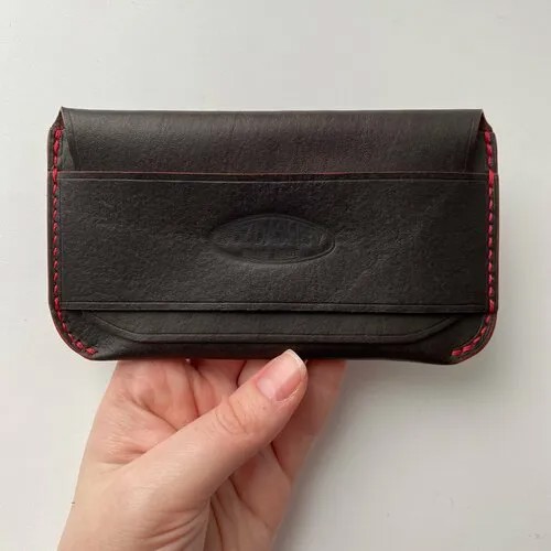Бумажник  Авторский черный мини кошелек с клапаном из натуральной кожи / Кожаный картхолдер / Портмоне, фактура гладкая, красный, черный