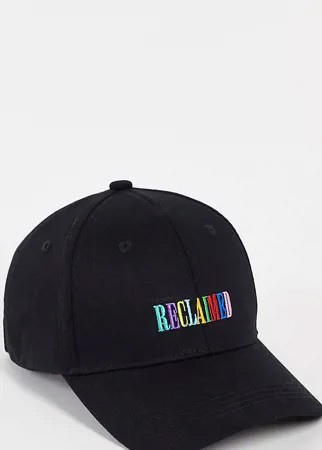 Черная кепка в стиле унисекс с вышитым радужным логотипом Reclaimed Vintage Inspired-Черный цвет