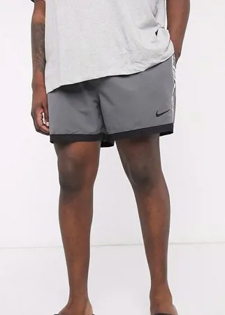 Серые волейбольные шорты 5 дюймов с фирменной лентой Nike Swimming Plus-Серый