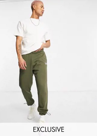 Джоггеры цвета хаки с логотипом Reebok Classics – эксклюзивно для ASOS-Зеленый цвет