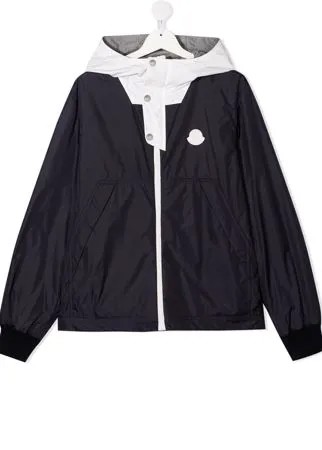 Moncler Enfant двусторонняя куртка с нашивкой-логотипом