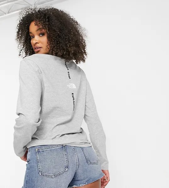 Серый лонгслив The North Face Vertical – эксклюзивно для ASOS