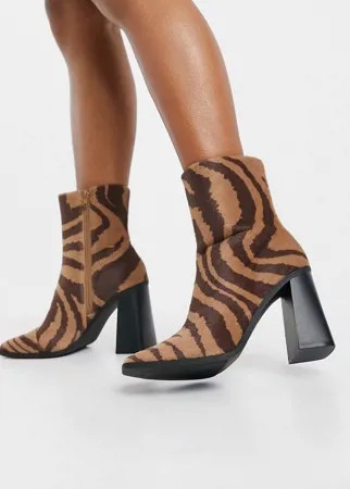 Коричневые ботинки из искусственной кожи с принтом зебры Monki Robbie-Черный