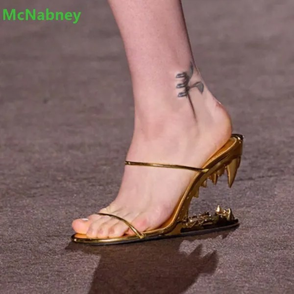 Женские шлепанцы с волчьими зубьями, модельные однотонные шлепанцы на необычном каблуке, привлекательная летняя обувь, 2023