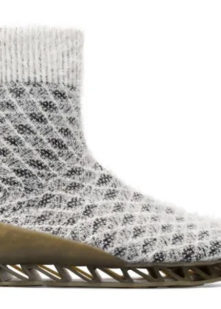 Designer Bernhard Willhelm celebrates the ten-year anniversary of Himalayan by revisiting his original collaboration. Featuring unique zigzag soles crafted from TPU for extra grip, these men’s sock boots have uppers inspired by soccer socks and are produced with a special yarn inspired by Japanese textiles. The unique material offers the ideal climate for your feet and is complemented by memory foam OrthoLite® insoles.