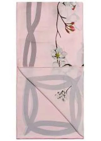 Шелковый палантин премиальной линии ALLA PUGACHOVA. Аксессуар бежево-розового оттенка с живописным весенним принтом.