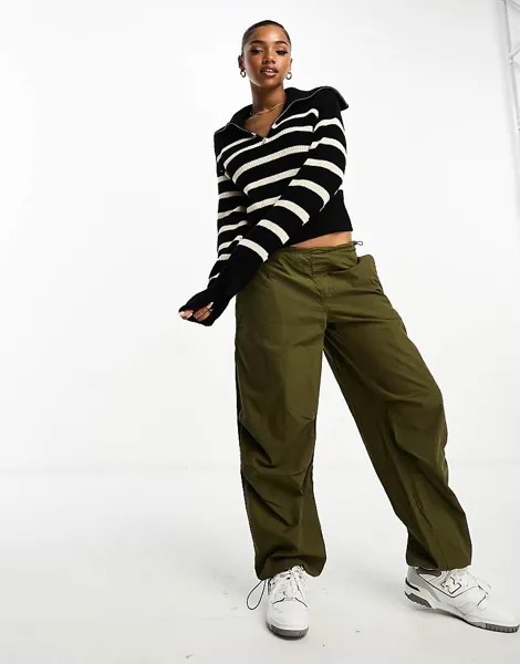 Monki = Полосатый вязаный свитер черно-белого цвета = с высоким воротником на молнии =