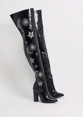 Высокие ботфорты черного и серебристого цвета из искусственной кожи с принтом луны и солнца Koi Footwear-Черный