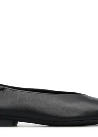 Женские балетки черного цвета. Верх из кожи растительного дубления, подошва черного цвета из 100% переработанного ТПУ.   A Little Better, Never Perfect   Наша женственная линейка обуви Casi Myra отличается классическим дизайном на все времена, элегантным стилем и немного квадратной формой.