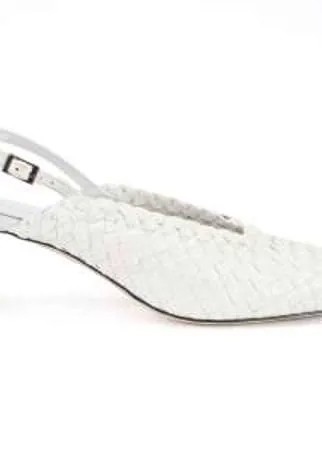 Белые туфли силуэта slingback премиальной линии ALLA PUGACHOVA выполнены в трендовом дизайне из натуральной плетеной кожи. На пятке располагается регулируемый ремешок. Квадратный мыс, удобная колодка. В такой паре любой ваш образ будет безупречным.