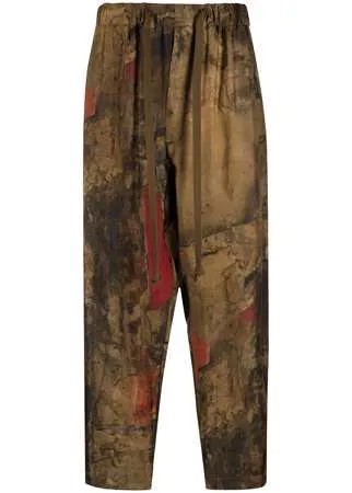 Uma Wang укороченный брюки с камуфляжным принтом