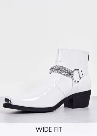 Белые лакированные ботинки челси в стиле вестерн на кубинском каблуке с серебристой цепочкой ASOS DESIGN-Белый