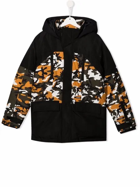 Timberland Kids пуховик с капюшоном и камуфляжным принтом