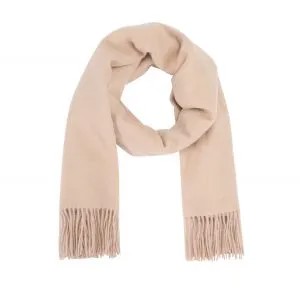 Объемный шарф EKONIKA PREMIUM дизайнеры выполнили в новом актуальном оттенке off white, который прослеживается во всей модной коллекции Colors of nature. Благодаря мягкой шерсти в составе изделия вы будете чувствовать себя комфортно в прохладную погоду осенне-зимнего сезона. Широкий шарф можно носить не только на шее, но и накинув на плечи.
