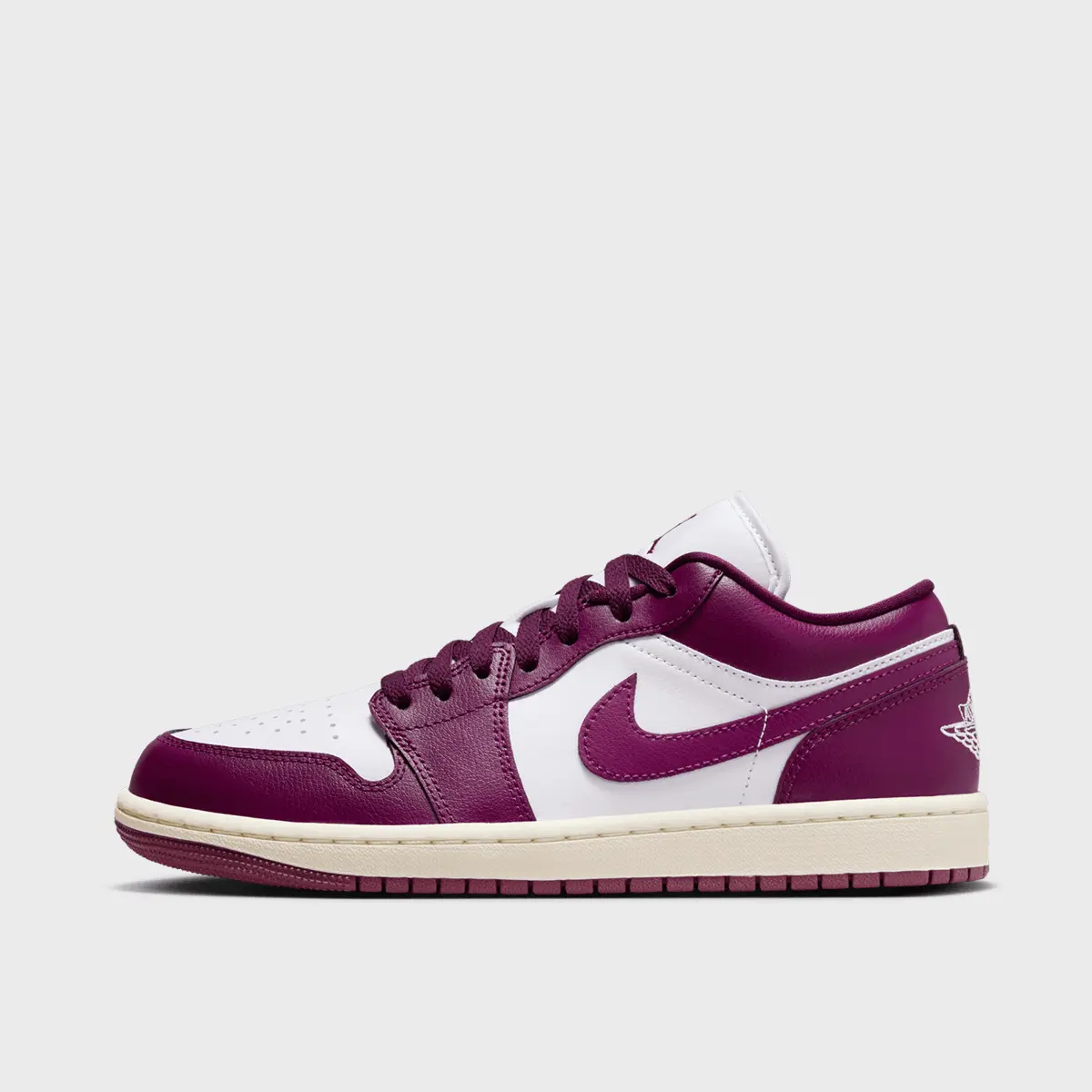 Кроссовки Jordan WMNS Air Jordan 1 Low, фиолетовый/белый