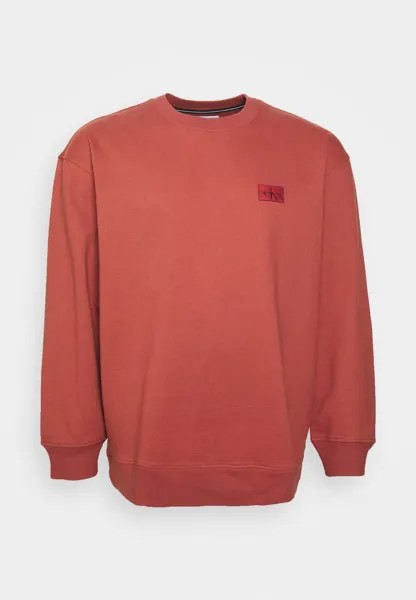 Толстовка Calvin Klein Plus Shrunken Badge Crew Neck, терракотовая плитка