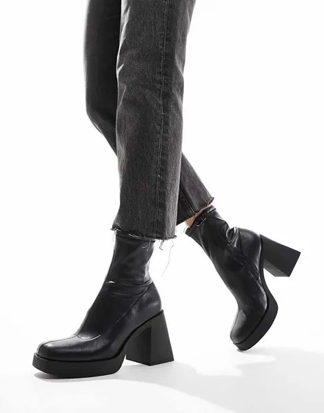 Черные ботильоны Stradivarius – на подошве на платформе
