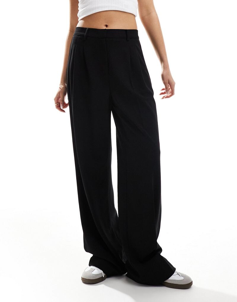 Черные креповые брюки со складками Vero Moda