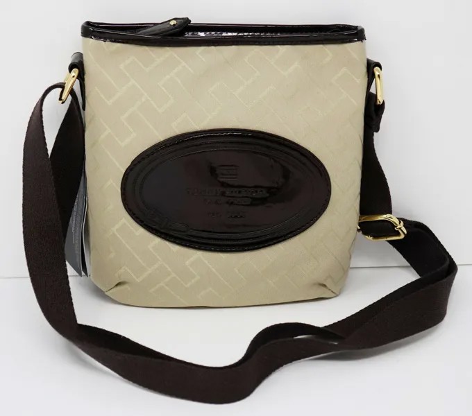 НОВАЯ женская маленькая сумочка через плечо Tommy Hilfiger бежевого и коричневого цвета с лакированным логотипом