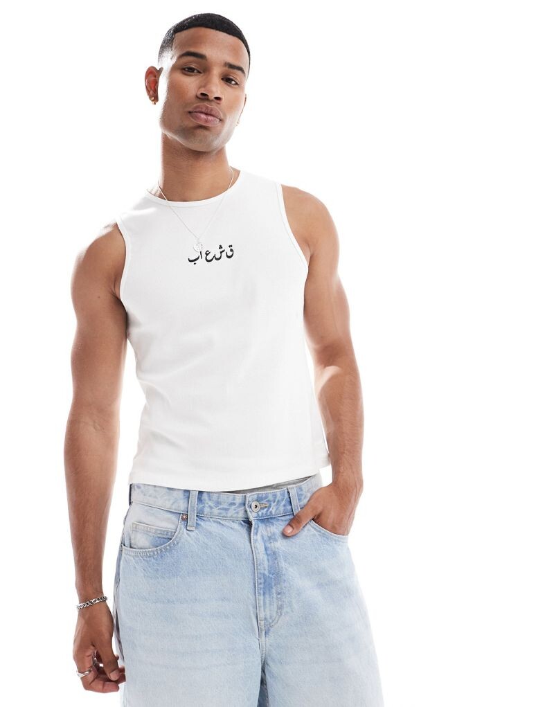 ASOS DESIGN - Приталенная белая майка в рубчик с вышитой надписью