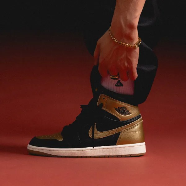 Кроссовки nike air 1 retro high og *black and gold* Jordan, черный