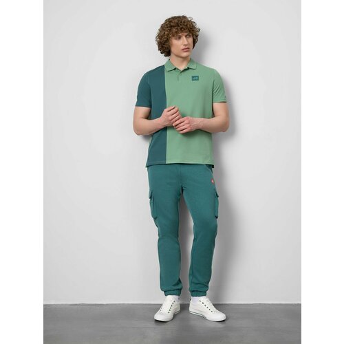 Брюки спортивные JUST CLOTHES Зелёный. Декор термологотип. Пояс резинка, шнурок. Карманы спереди 2 б/заст, боковые 2 б/заст клапан, размер M, зеленый