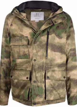 Woolrich пуховик с капюшоном и камуфляжным принтом