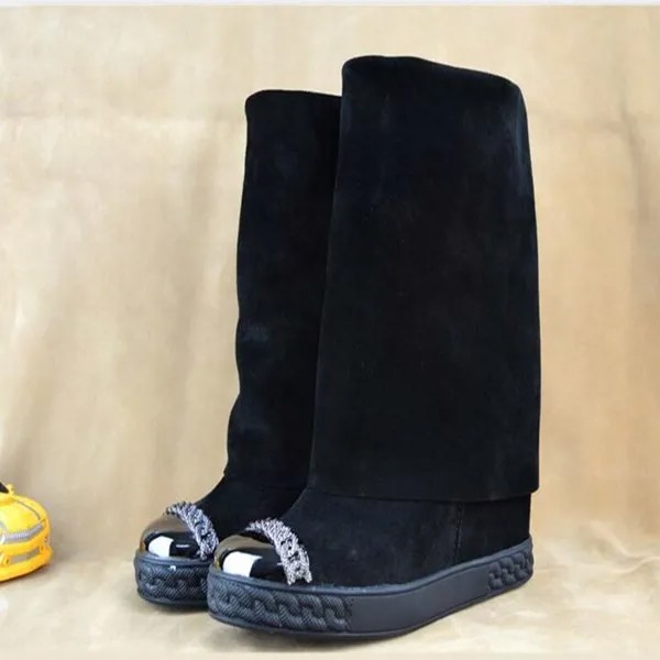 Женские ботинки до середины икры с металлическим носком и цепочкой; зимние черные замшевые ботинки, увеличивающие рост; женские ботинки для подиума на резиновой подошве