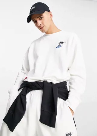 Белый флисовый свитшот с круглым вырезом и разноцветным логотипом Nike Essential