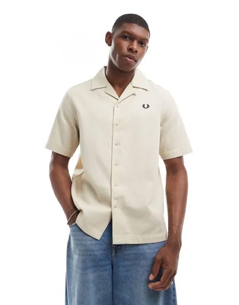 Бежевая рубашка с воротником пике и ревере Fred Perry