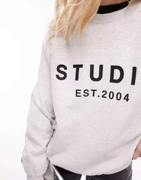 Свитшот Topshop прорезиненного цвета с рисунком Studio est 2004 серого меланжевого цвета