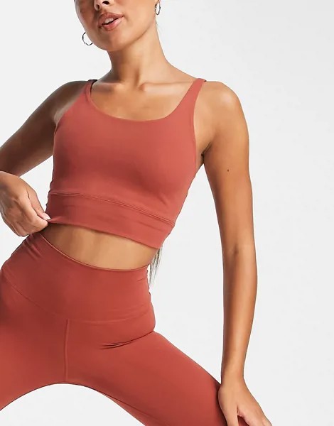 Темно-бордовый кроп-топ с легкой степенью поддержки Nike Yoga Luxe-Красный