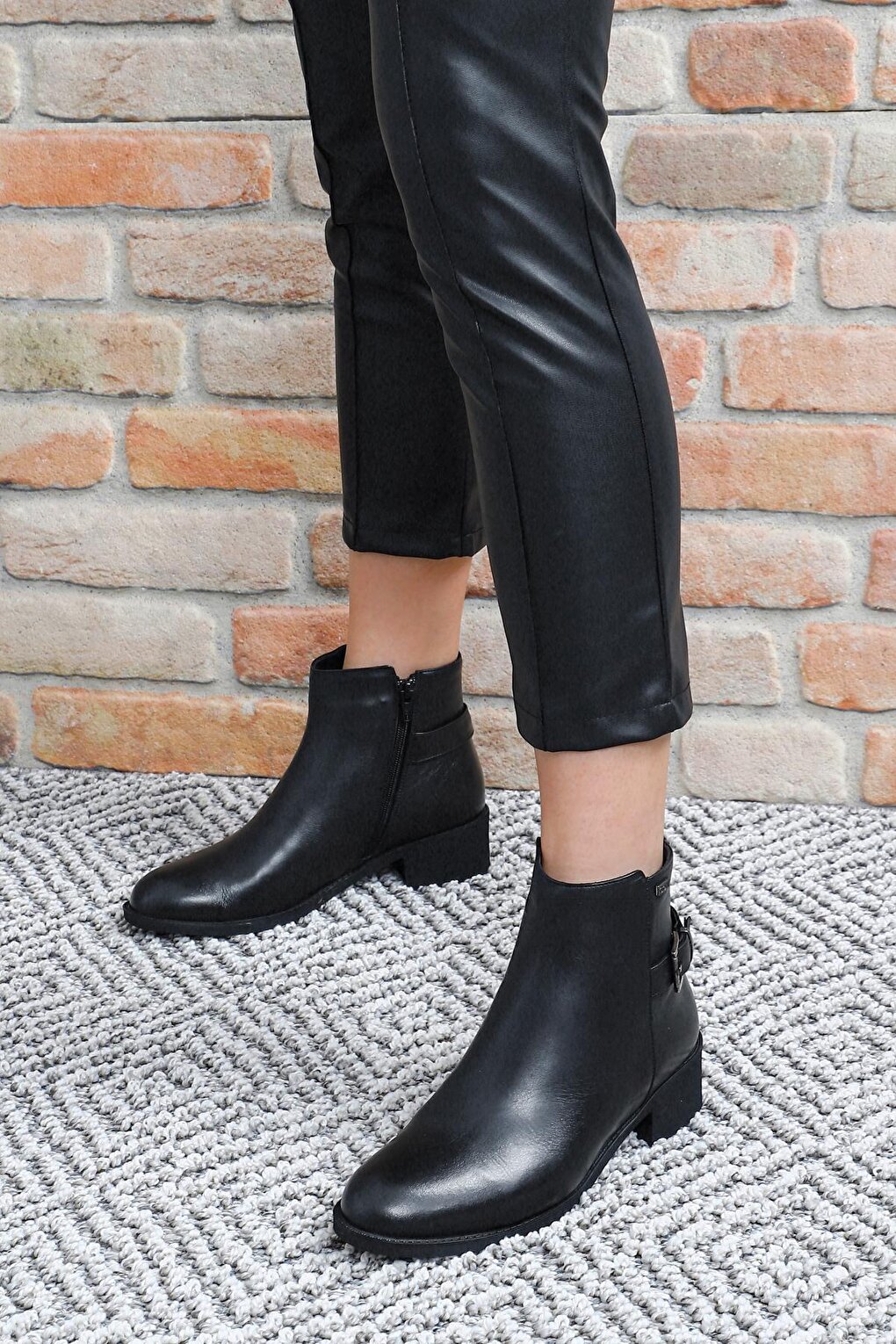 Женские повседневные ботинки из натуральной кожи с круглым носком, резиновой подошвой, каблуком, застежкой-молнией и пряжкой, 50415 GÖNDERİ(R), черный