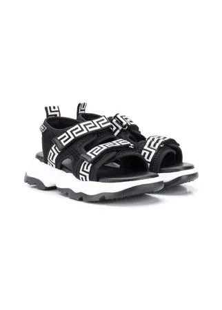 Versace Kids сандалии на липучках с логотипом