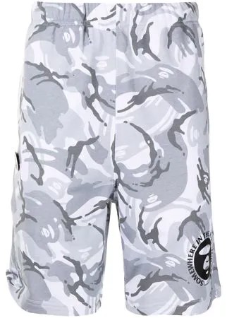 AAPE BY *A BATHING APE® камуфляжные шорты с логотипом