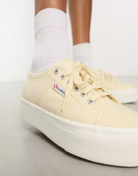 Бежевые кроссовки на плоской платформе Superga 2790