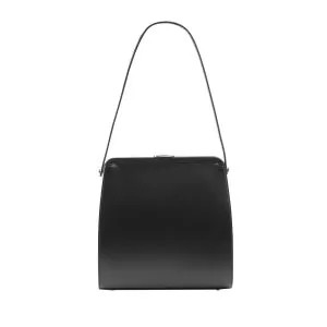 Классическая сумка EKONIKA PREMIUM из натуральной гладкой кожи в универсальном черном цвете. Геометричные формы, матовый блеск и лаконичный дизайн сделают эту модель базовым предметом вашего гардероба. Сумка дополнена ремешком и небольшим карманом внутри.