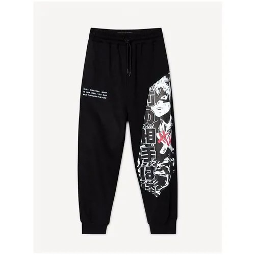 Чёрные спортивные брюки Jogger с аниме-принтом для мальчика Gloria Jeans, размер 13-14л/164 (41)