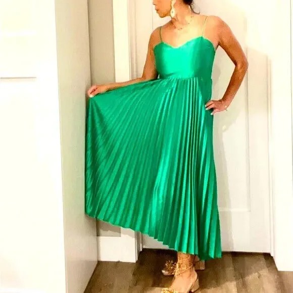 NICOLE MILLER Зеленое изумрудное атласное плиссированное платье миди с v-образным вырезом 6, размер США, маленький размер