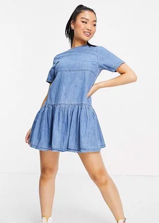 Выбеленное платье-футболка из мягкого денима с присборенной юбкой ASOS DESIGN Petite-Голубой
