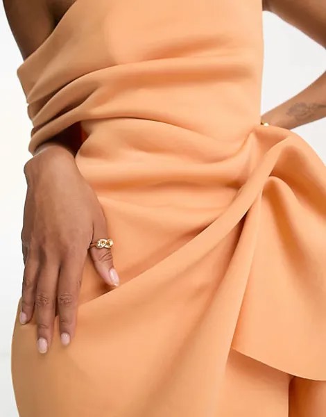 Облегающее платье миди абрикосового цвета с приспущенными плечами и защипами ASOS DESIGN