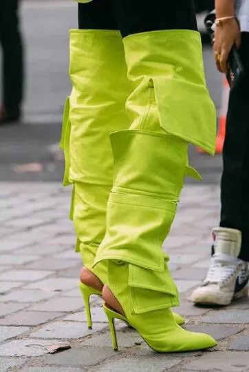 Флуоресцентные ярко-желтые ботфорты с острым носком и большим карманом пикантные женские высокие сапоги до бедра на тонком каблуке