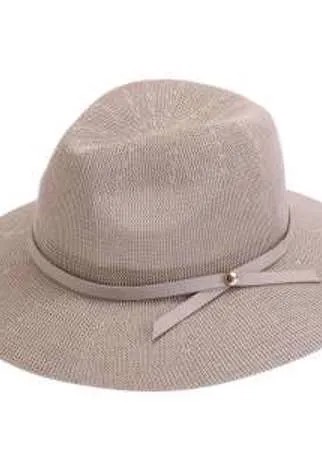 Изящная шляпа-федора с широкими полями. Классическая модель из коллекции аксессуаров весна-лето 2020 с тонким кожаным бантом.