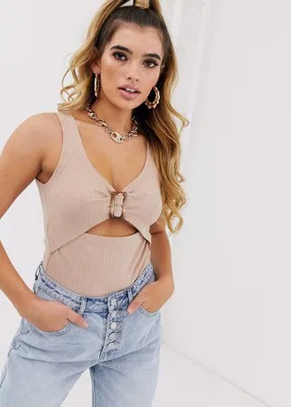 Боди песочного цвета в рубчик и с пряжкой спереди Missguided-Бежевый