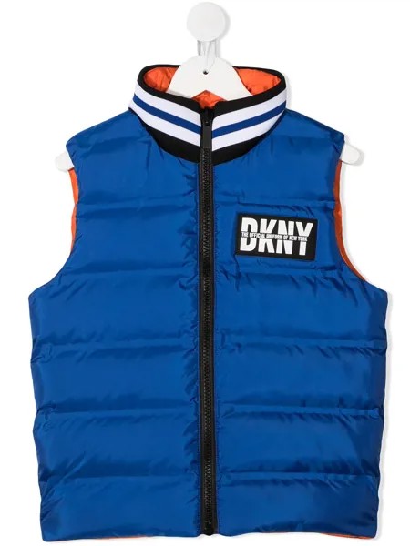 Dkny Kids стеганая куртка с нашивкой-логотипом