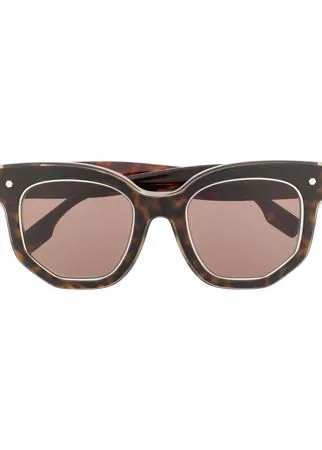 Burberry Eyewear солнцезащитные очки в оправе 'кошачий глаз' черепаховой расцветки